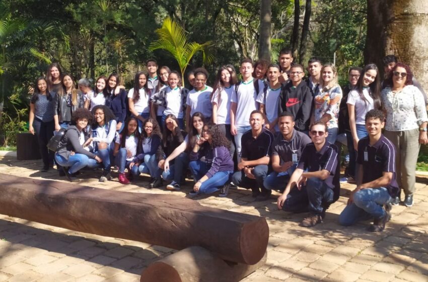  Estudantes participam de atividade ambiental