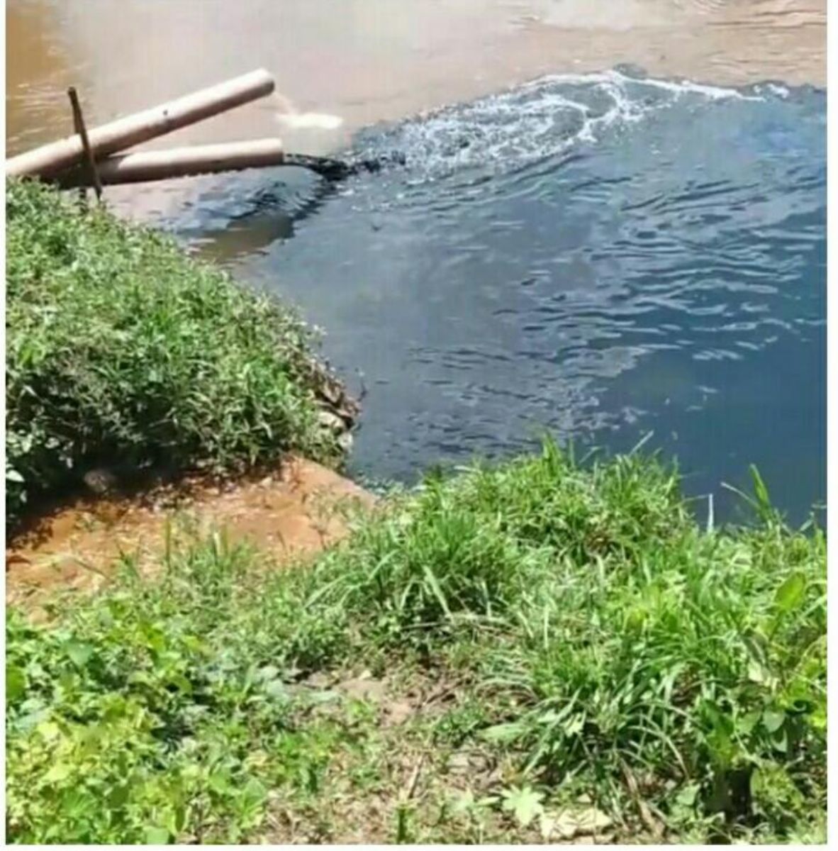 Populares registram descarga de óleo no Rio Santa Bárbara