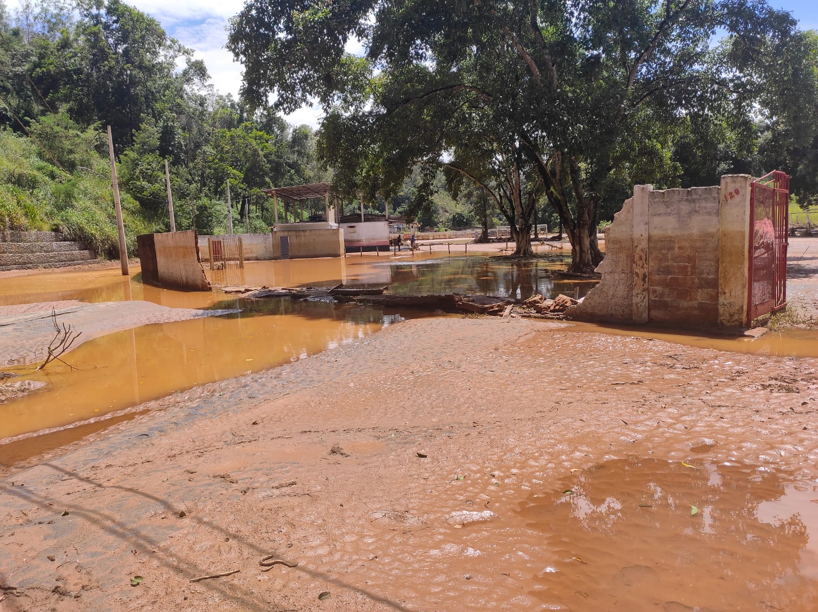 Enchentes suspeitas – lama e muito minério