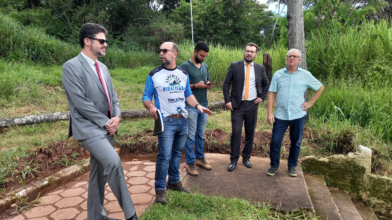 Dr. Laércio Ribeiro acompanha promotor em visita ao Areão