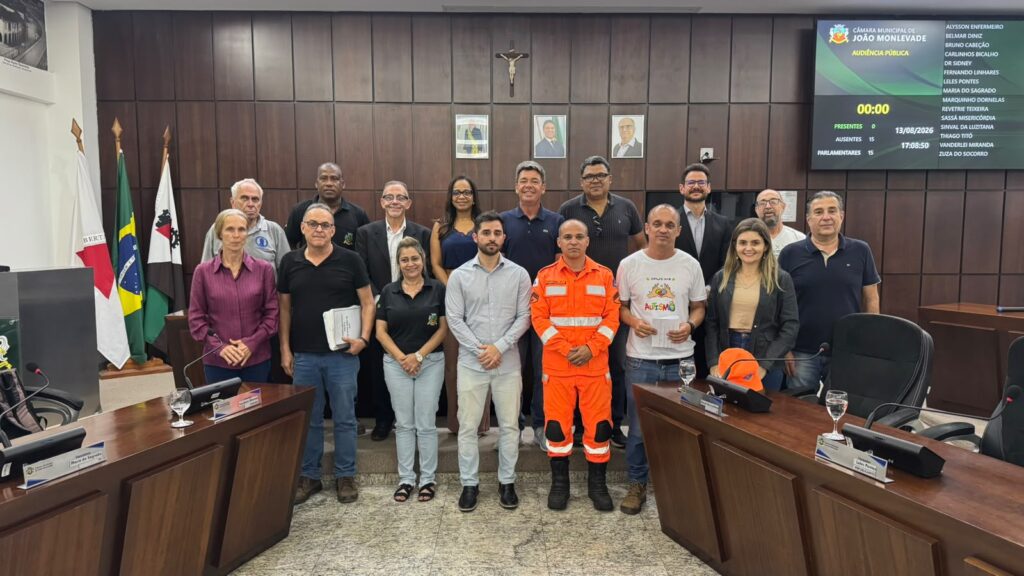 Câmara de João Monlevade debate regulamentação e segurança de outdoors e totens em audiência pública