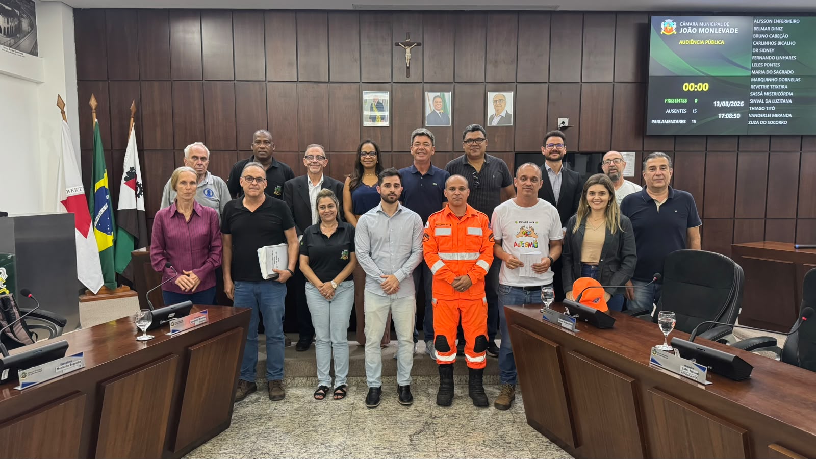 Câmara de João Monlevade debate regulamentação e segurança de outdoors e totens em audiência pública