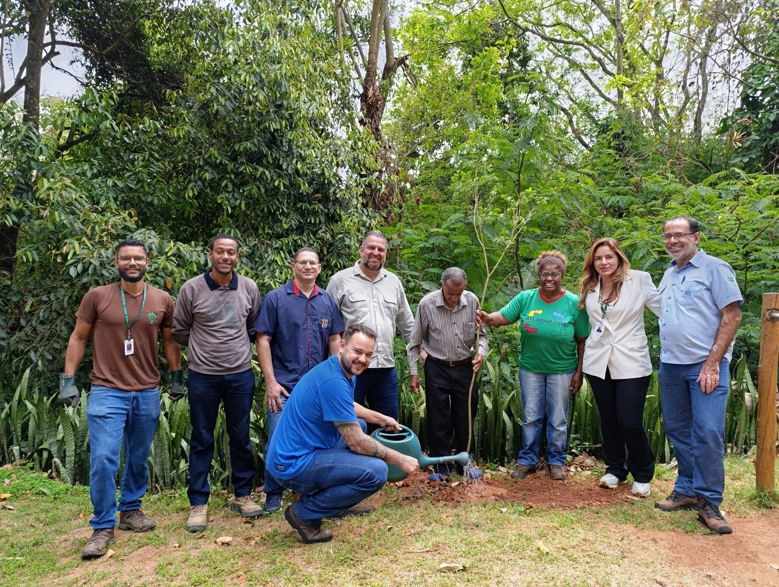 Codema realiza reunião de setembro no Parque do Areão e participa de plantio de mudas