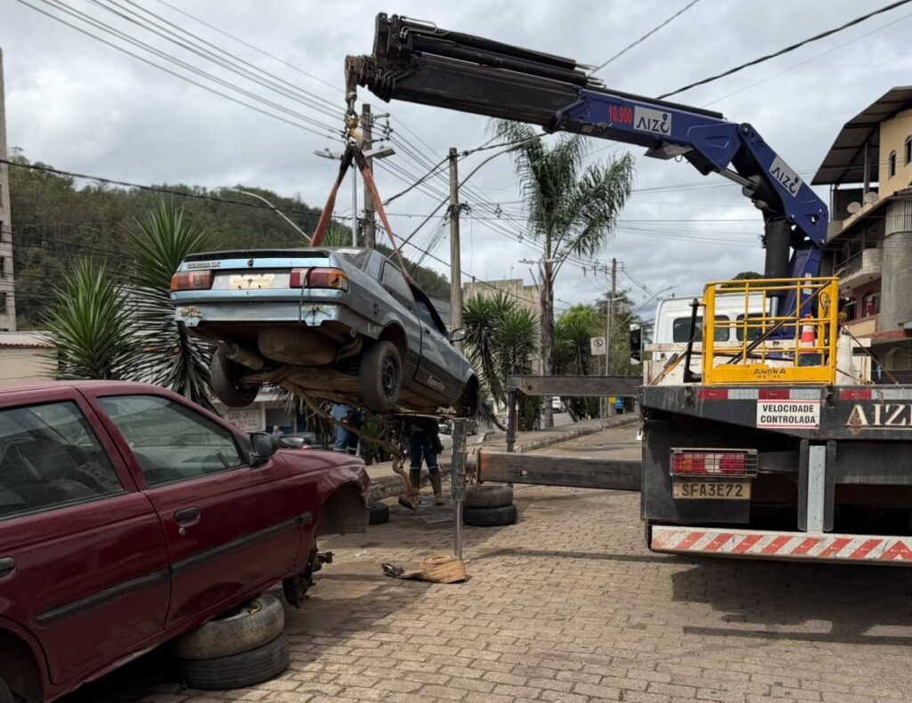 Prefeitura de João Monlevade retoma remoção de veículos e sucatas abandonados em vias públicas